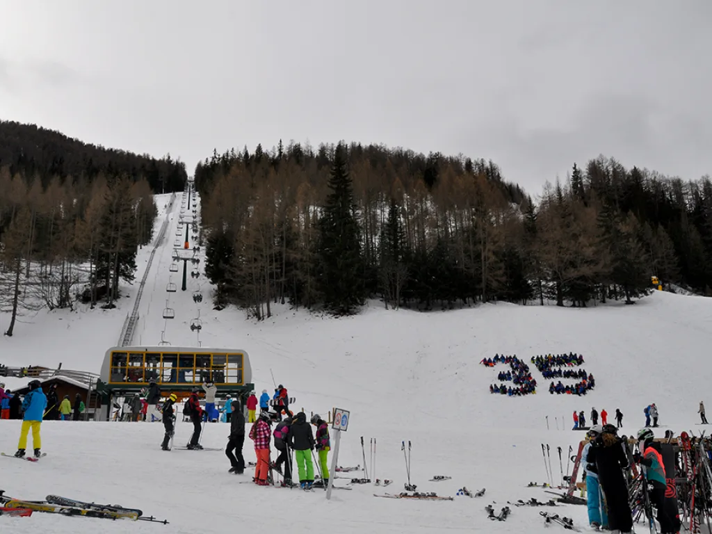 Blick über die Piste auf die aus Personen gebildete Zahl 35.